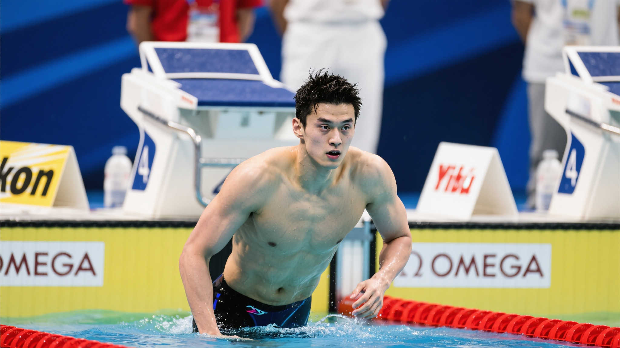 孙杨赛后泪崩：伤病缠身难负荷，后程无力几近崩溃