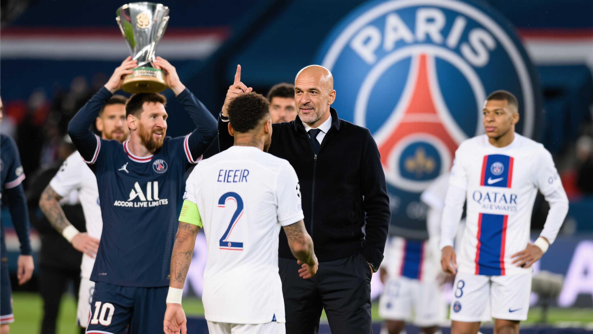 如今，在大巴黎执掌帅位，不仅为球队注入了全新的技战