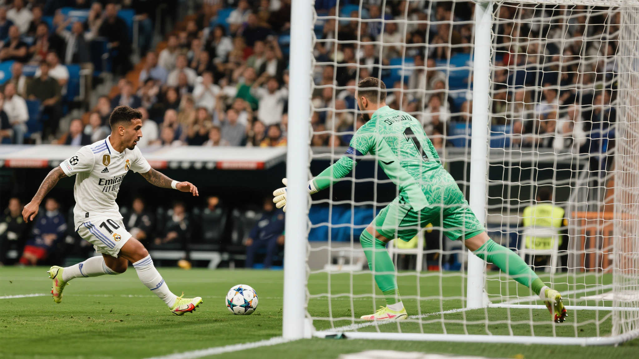 皇马憾平新月,马竞折戟痛苦延续 尤其是在第70分钟,新月前锋抓住一次快速反击机会,